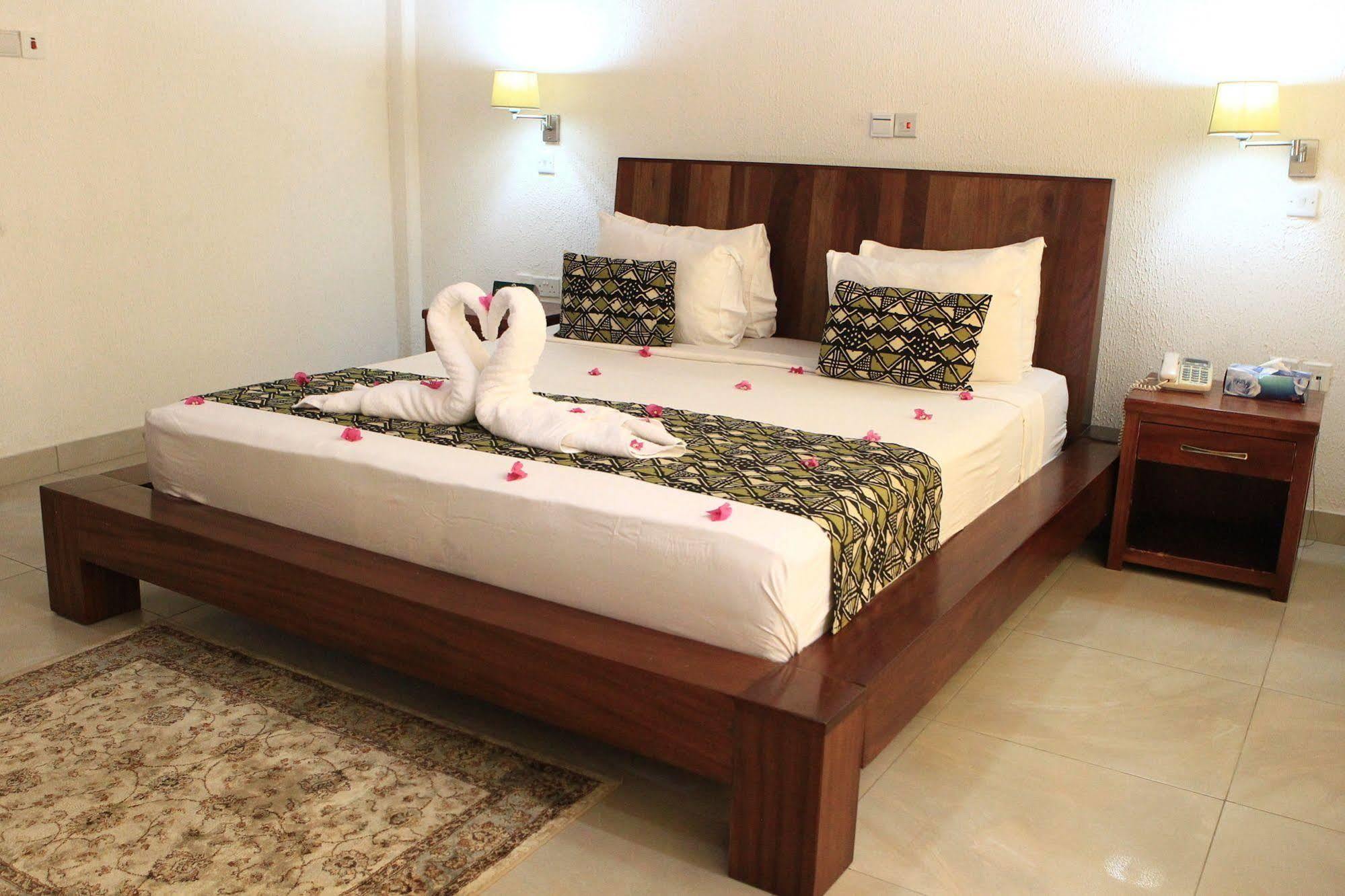 Coconut Grove Beach Resort Elmina Exterior foto